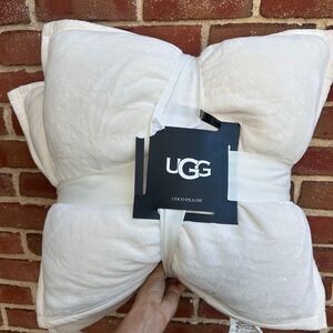 UGG Coco 2-Pack Decorative Pillows, 20" x 20 Snow NEW